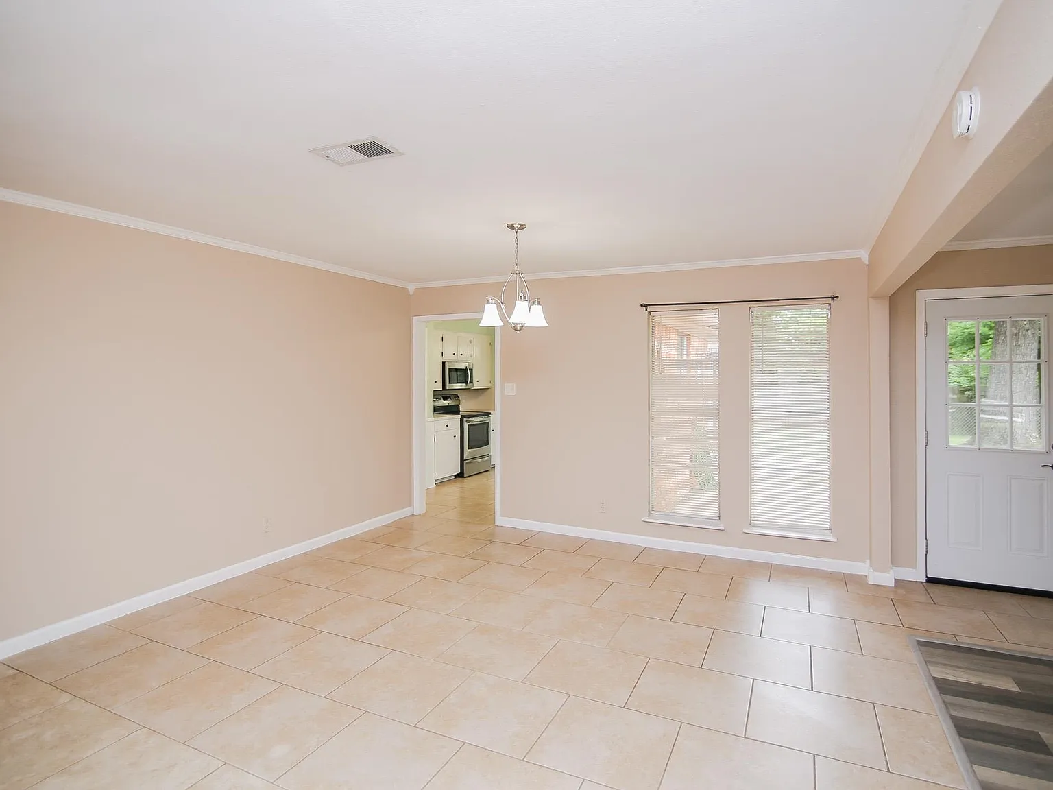 3 bed, 2.0 bath, 1909 sqft, $2,200 — Photo 4