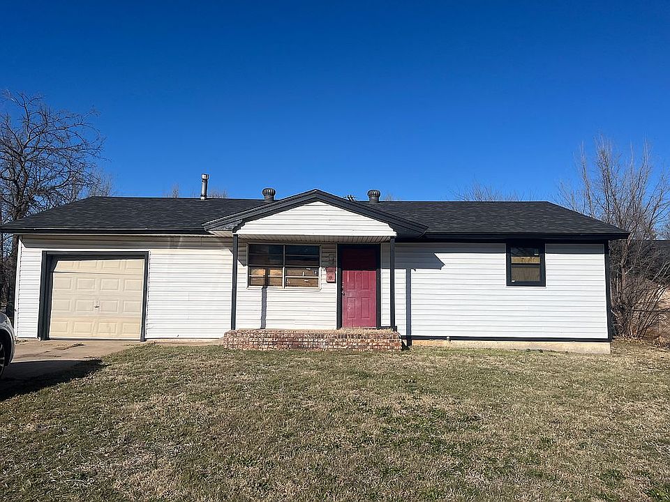 2nd image of 905 NE 27th St