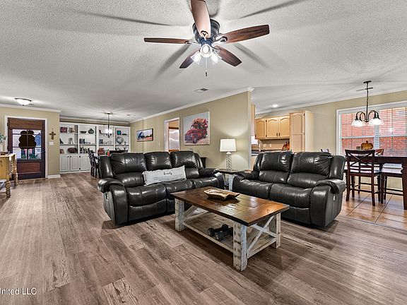 5th image of 435 Fairway Oaks Dr