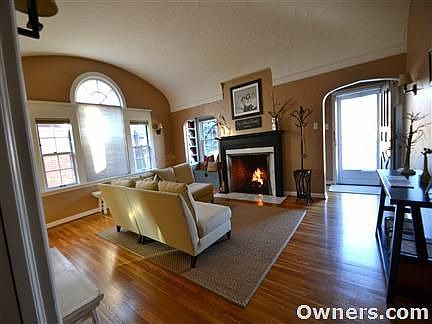 2nd image of 406 Greenmount Blvd