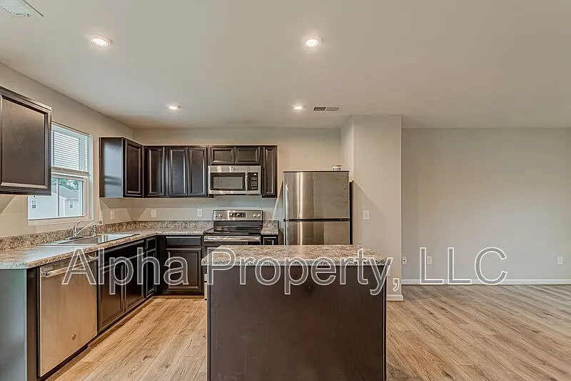 3 bed, 2.5 bath, 1440 sqft, $1,900 — Photo 4