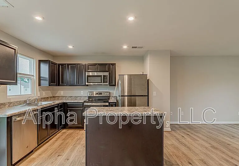 10 Torrington Dr — Photo 4