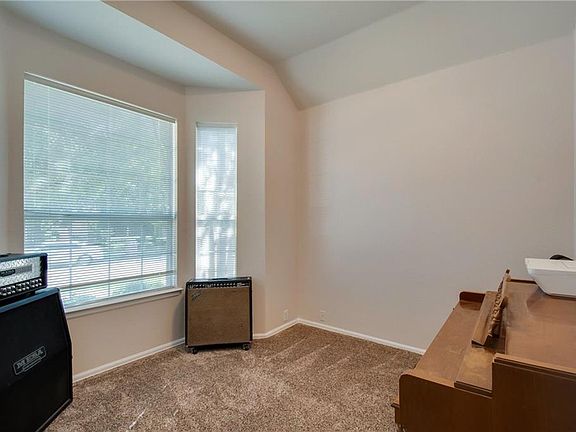 3rd image of 2800 Thorncreek Ln