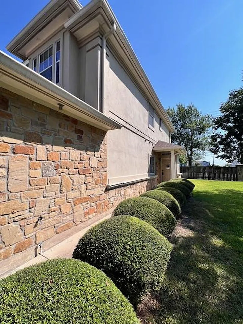 Building Photo - 1101 Parmer Ln #306
