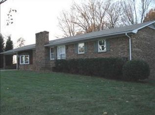 936 S Peace Haven Rd, Winston Salem, NC 27103