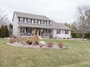 428 Sand Hill Ln, Dousman, WI 53118