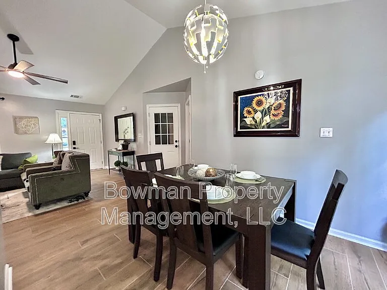 255 Camelot Dr — Photo 5