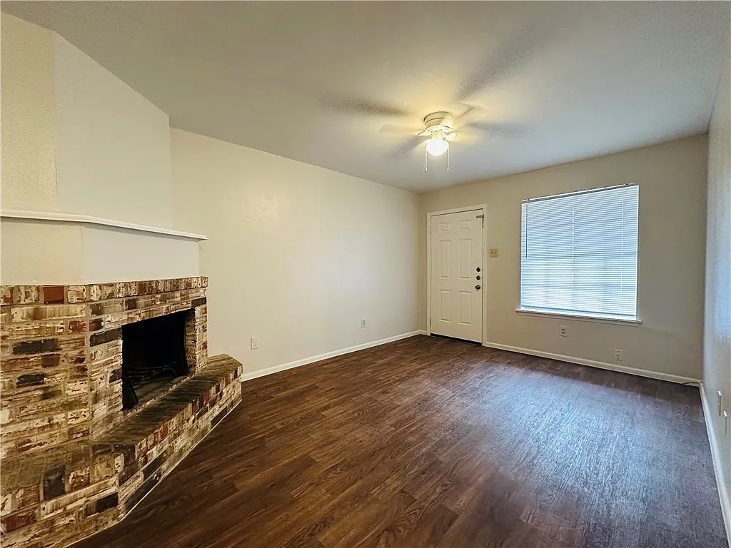 2 bed, 2.0 bath, 1976 sqft, $1,350 — Photo 2