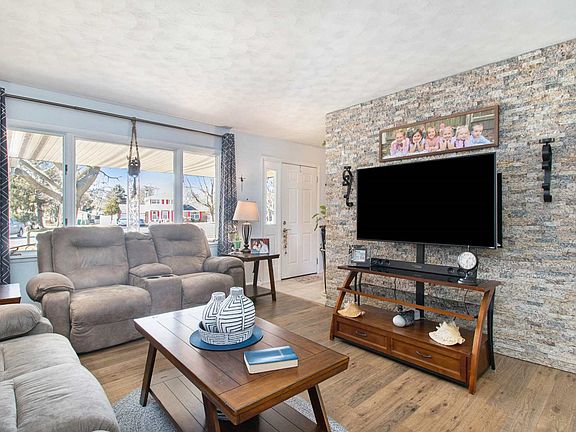 5th image of 56648 Meadowood Dr
