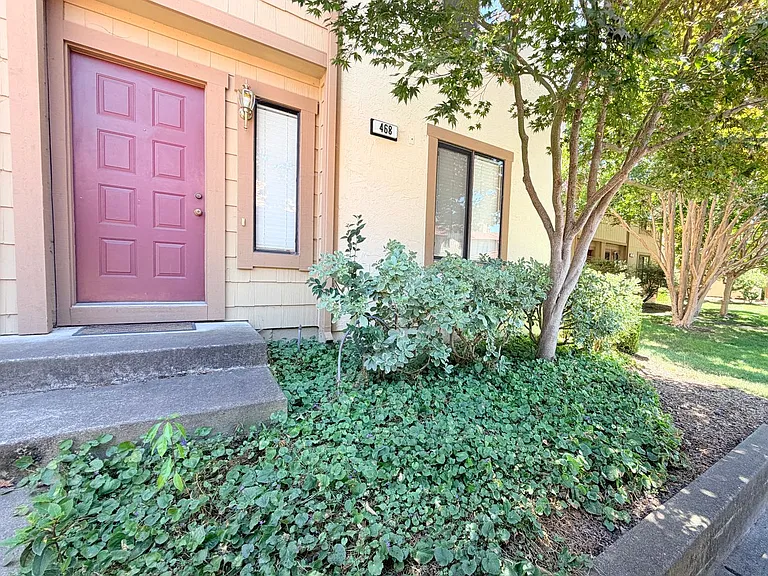 468 Park Place Dr — Photo 2