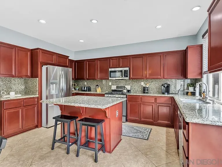 1084 Greenway Rd — Photo 4