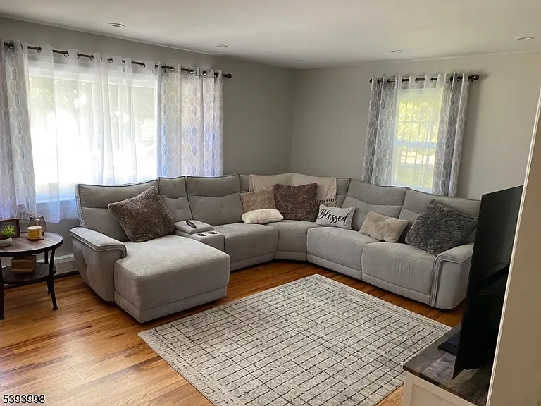 549 Broughton Ave #1 — Photo 10