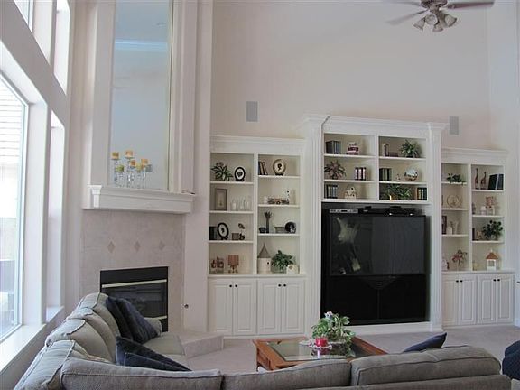 4th image of 7462 N Gilroy Ave