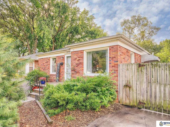 3707 W St, Lincoln, NE 68503