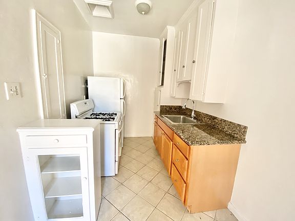 2nd image of 608 S Dunsmuir Ave #103