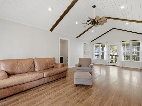 221 Oak Rd, Clear Lake Shores, TX 77565