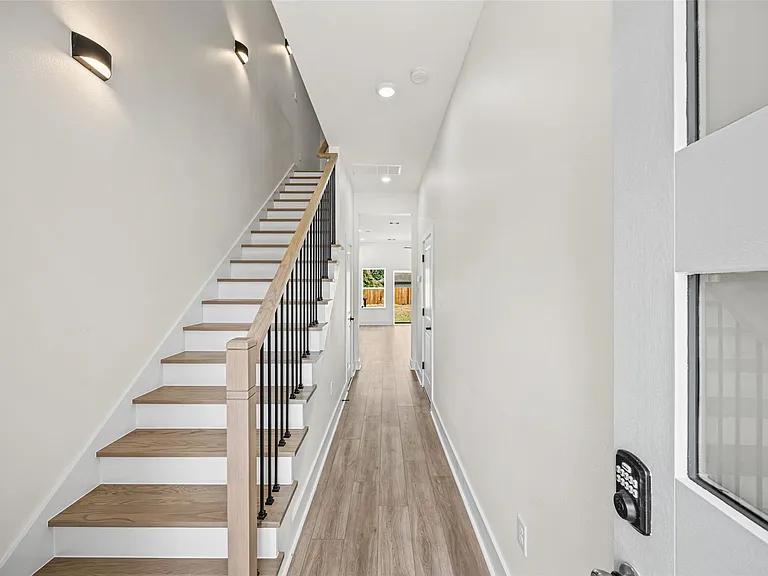 443 Hahlo St — Photo 6