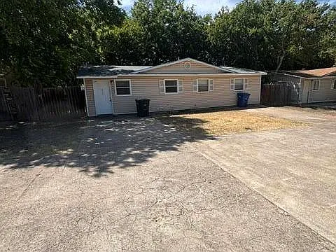 912 S 13TH ST — Photo 1