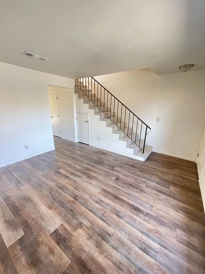 160 (1077 Alaska) — Photo 2