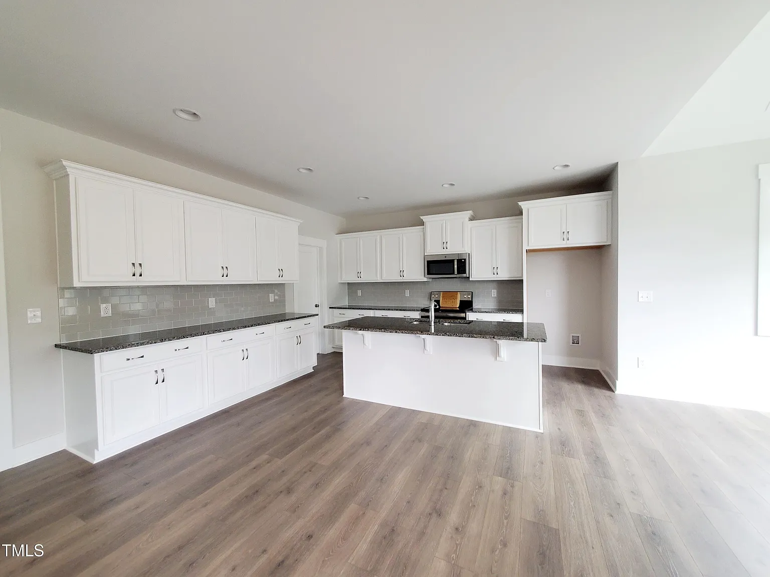 4 bed, 3.5 bath, 2951 sqft, $3,095 — Photo 2