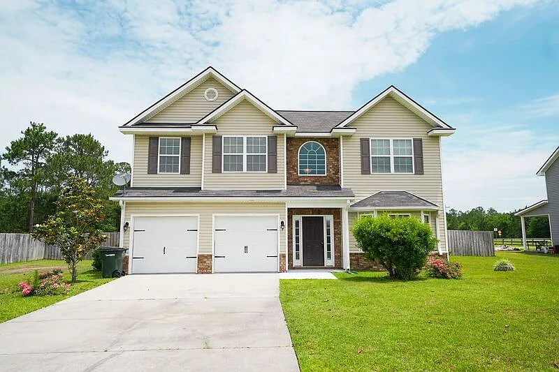 4 bed, 2.5 bath, 2670 sqft, $2,350 — Photo 2