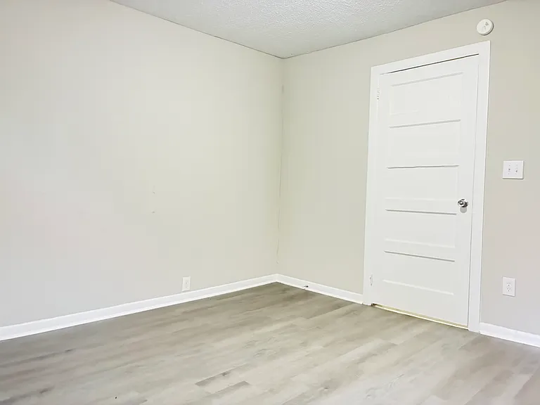 514 S Maple St — Photo 22