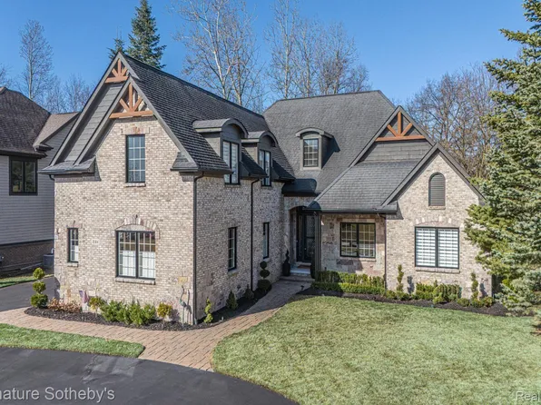 3584 Pointe Shore Dr, Brighton, MI 48114