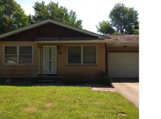 704 N Pine St, Taylorville, IL 62568