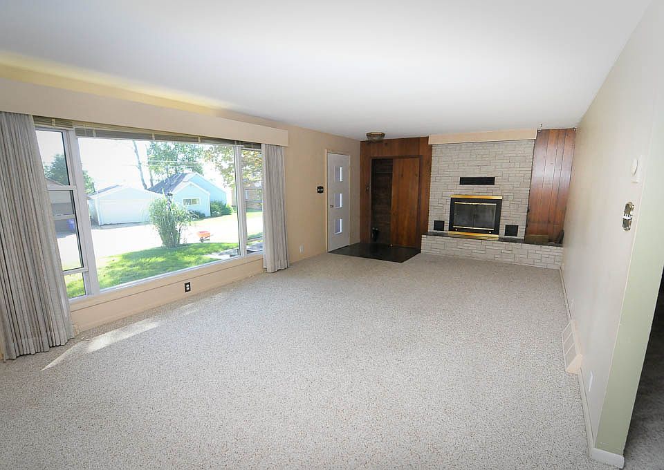 1st image of 200 S Lake Dr