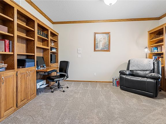 3rd image of 605 NW Boulder Brook Dr