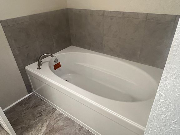 Master bath tub