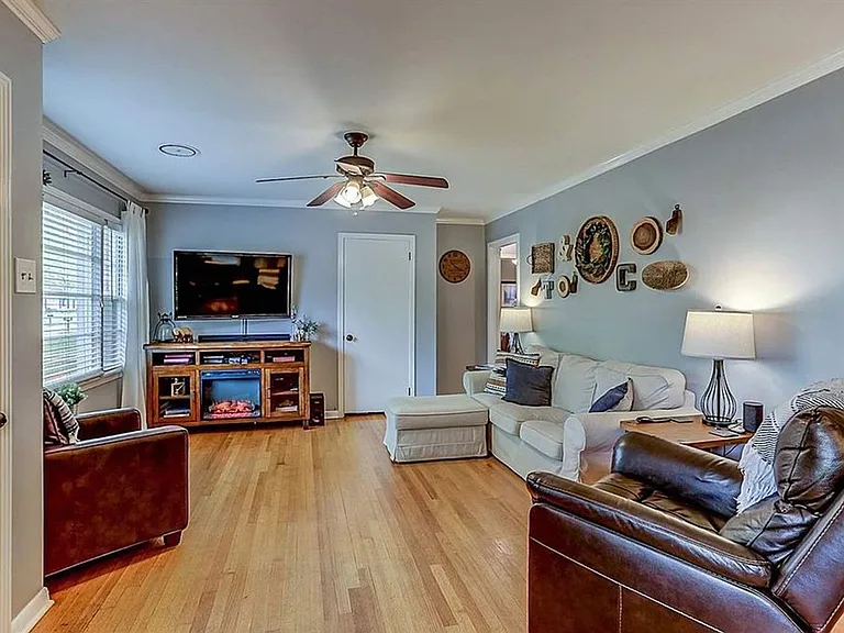 1663 Estate Dr — Photo 2