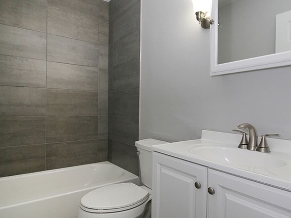 4th image of 1405B E Chicago St #B13