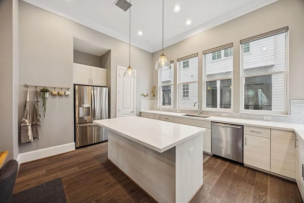 3 bed, 3.5 bath, 2171 sqft, $2,750 — Photo 3
