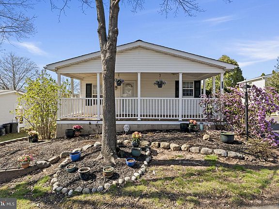 4th image of 442 Manor House Ln