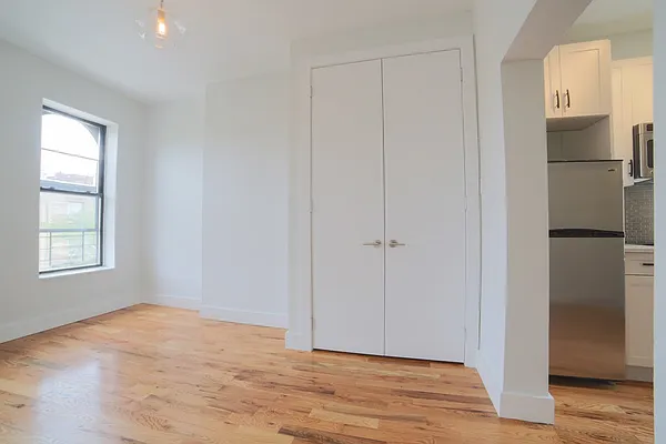 Rented by Evergreen Apartments BK | media 60