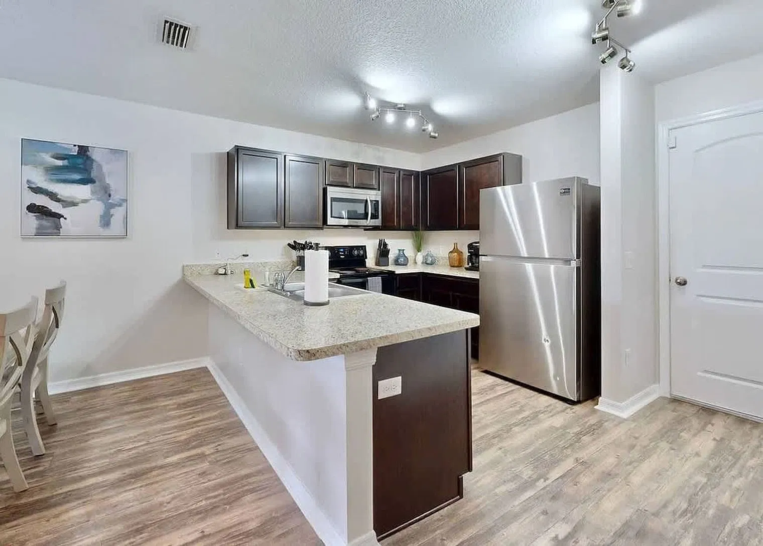 3 bed, 2.0 bath, 1130 sqft, $2,216 — Photo 3