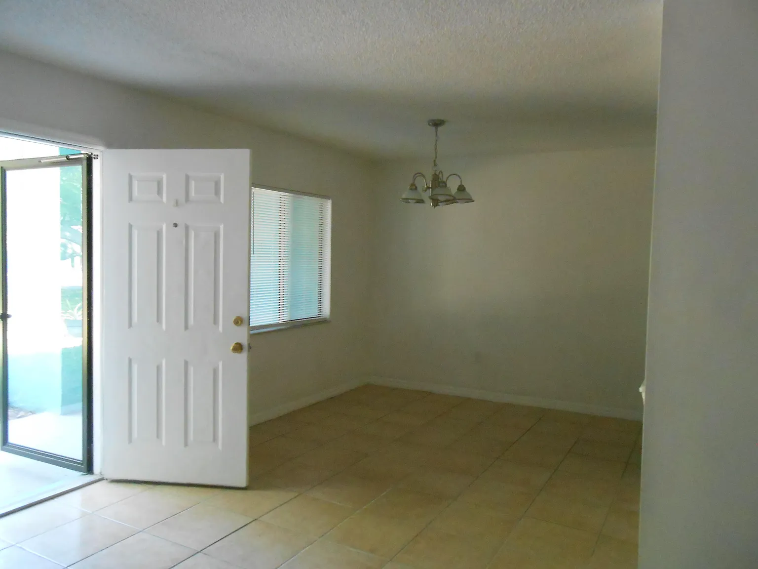2 bed, 2.0 bath, 11040 sqft, $1,800 — Photo 3