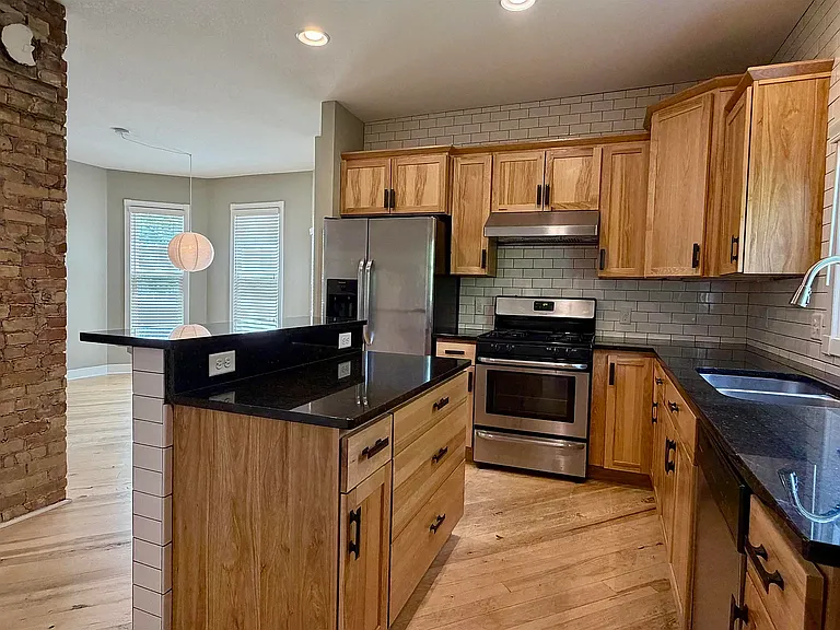 824 E Dayton St — Photo 3