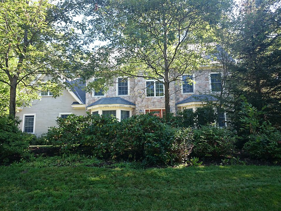 2nd image of 1075 W Roxbury Pkwy