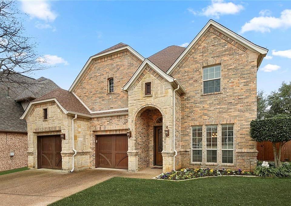 WELCOME TO 19 HANNA COURT IN THE BEAUTIFUL *PRIVATELY GATED* ENCLAVE OF THE VILLAS AT TROPHY CLUB!
