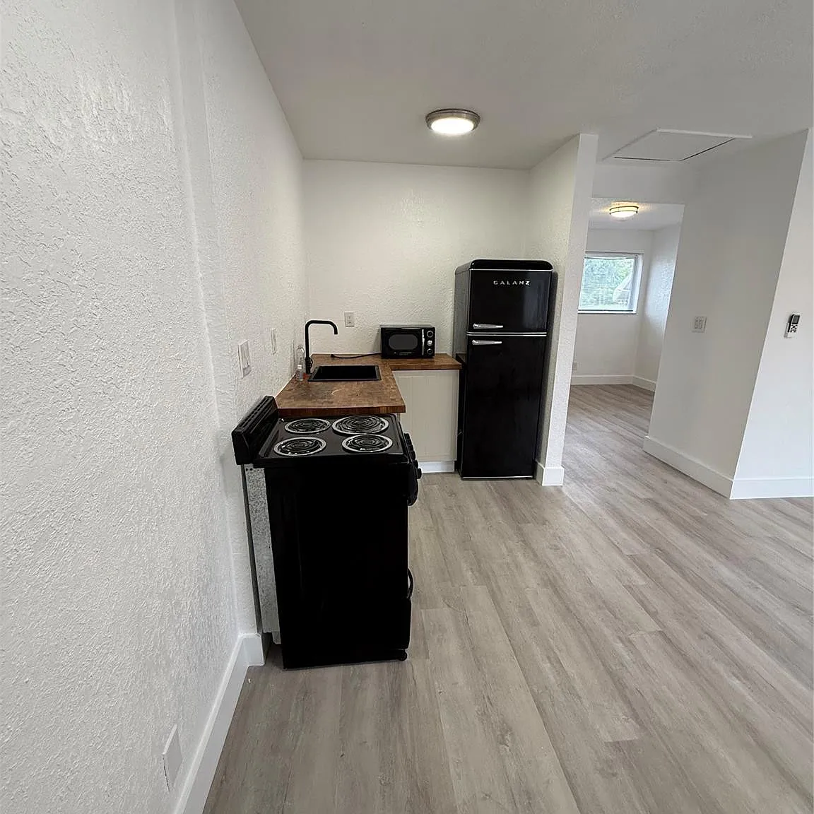 1 bed, 1.0 bath, 420 sqft, $1,400 — Photo 2
