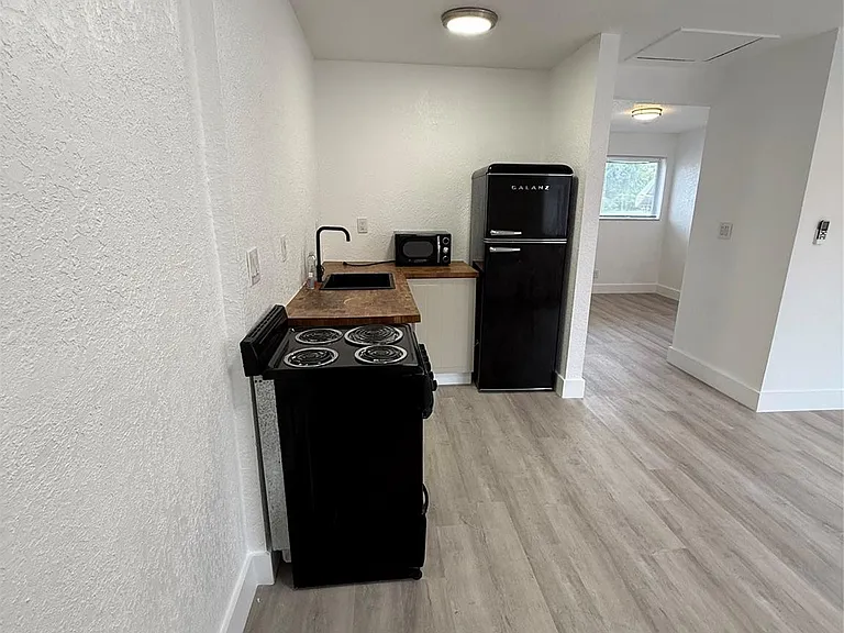 2213 Lincoln St — Photo 2