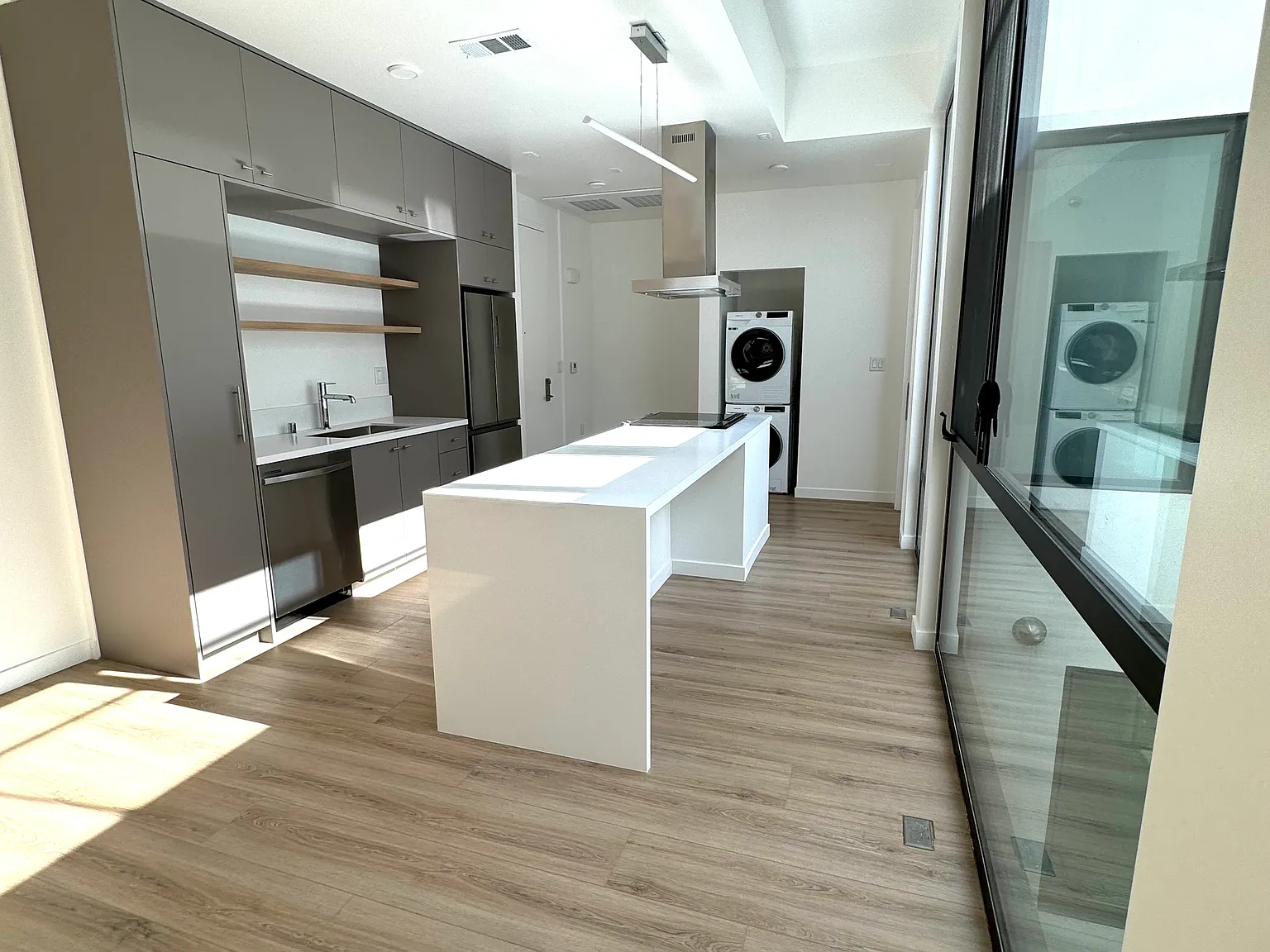 2 bed, 900 sqft, $3,500 — Photo 2