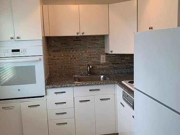 5th image of 2414 Capitol Ave APT 12