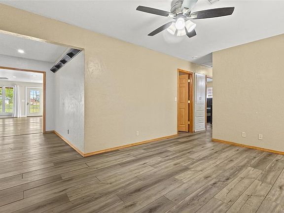 5th image of 609 W 10th St