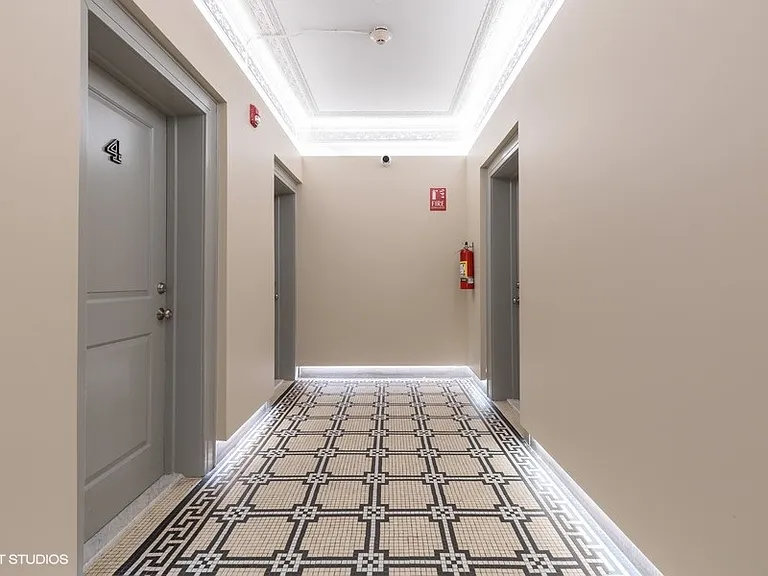 1ST FL HALLWAY