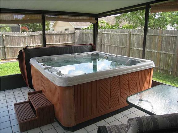 5th image of 8049 Excalibur Ct