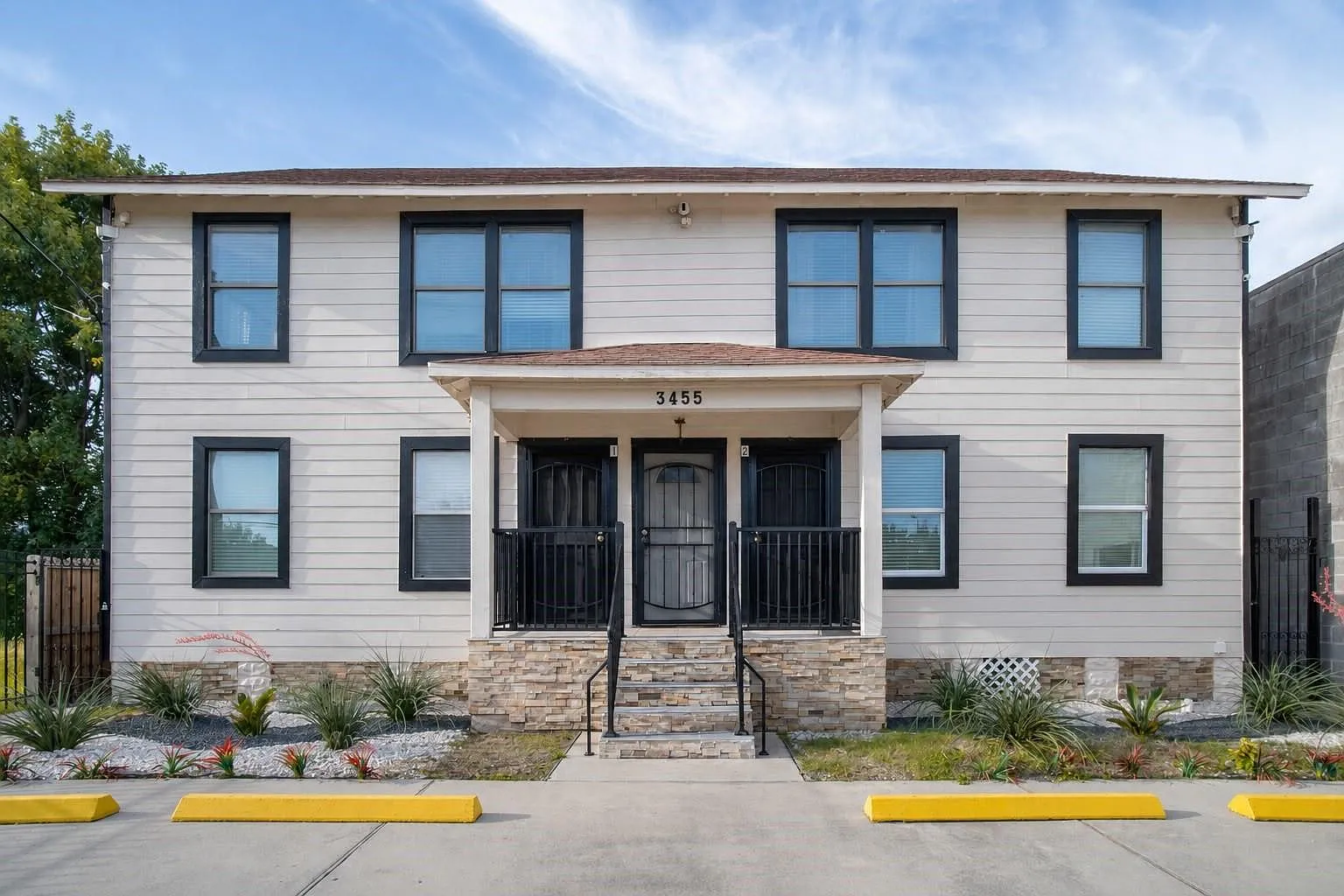 2 bed, 1.0 bath, 2992 sqft, $1,250 — Photo 1