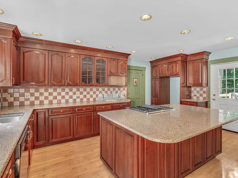 344 Lowell St — Photo 17